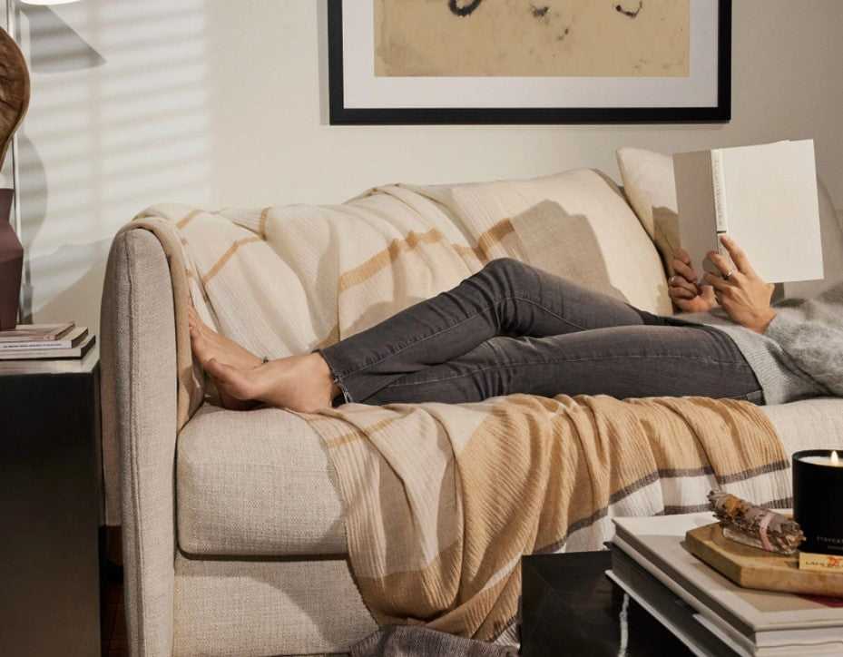 Allied Goods cashmere blanket in neutral tones, designed for stylish comfort. Soft and breathable cashmere blanket, high-quality and perfect for year-round use. Luxurious cashmere blanket by Allied Goods, ultra-soft and perfect for cozy evenings.