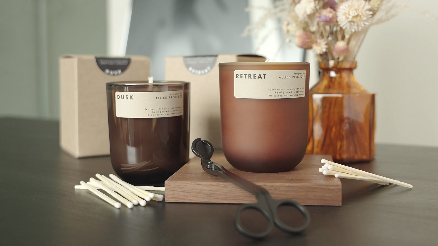Retreat luxury candle by Allied Goods, designed for a rejuvenating, fresh home fragrance. Eco-friendly Retreat candle with light fragrance, ideal for relaxation and self-care. Luxury candle with clean-burning wax and natural fragrance by Allied Goods. Eco-friendly candle with sustainable ingredients for a refreshing home scent. Dusk candle with soothing fragrance and minimalist design, perfect for evening relaxation. Allied Goods Dusk candle with calming scent for a peaceful home ambiance.