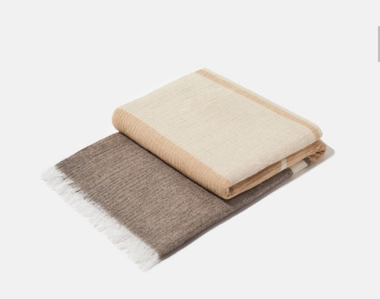 Allied Goods cashmere blanket in neutral tones, designed for stylish comfort. Soft and breathable cashmere blanket, high-quality and perfect for year-round use. Luxurious cashmere blanket by Allied Goods, ultra-soft and perfect for cozy evenings.